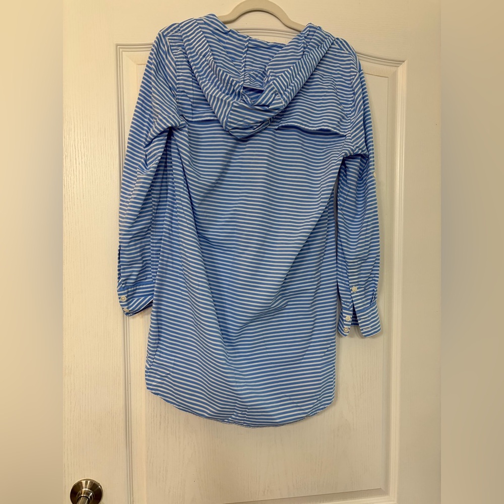 Vineyard Vines Blue & White Striped Performance Cover Up size 6 - Picture 2 of 3
